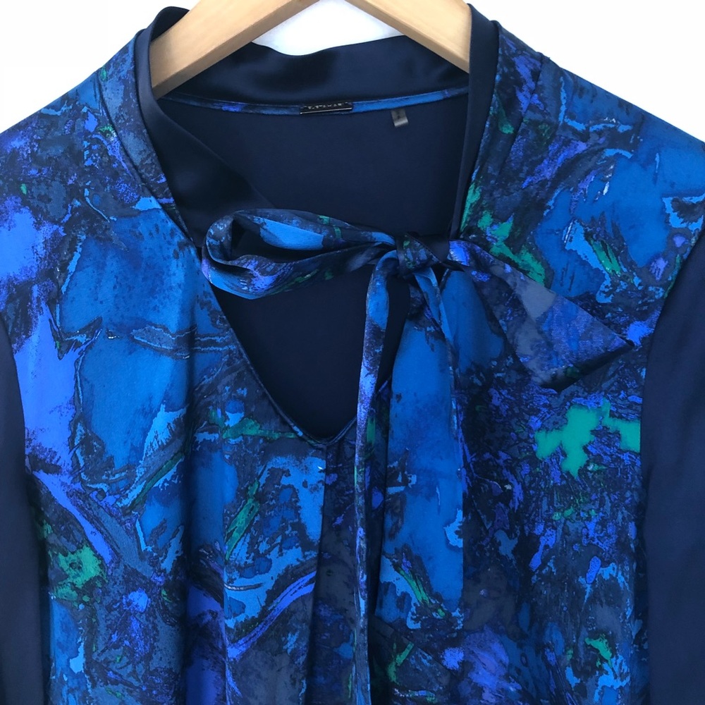 Elie Tahari Blue Print Tie Neck Silk Blouse S - Picture 3 of 6